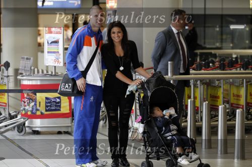 Noordwijk en Schiphol 19 mei 2010
Vertrek Nederlands elftal met vrouwen en kinderen naar Oostenrijk voor trainingskamp ivm WK voetbal. Ron Vlaar met zijn vrouw Stepahnie en kindje
Peter Smulders bv