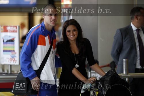 Noordwijk en Schiphol 19 mei 2010
Vertrek Nederlands elftal met vrouwen en kinderen naar Oostenrijk voor trainingskamp ivm WK voetbal. Ron Vlaar met zijn vrouw Stepahnie en kindje
Peter Smulders bv