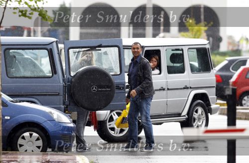 Ibiza 3 mei 2010
Estelle Gullit haalt haar man Ruud  op van het vliegveld op een regenachtig ibiza.
Peter Smulders bv