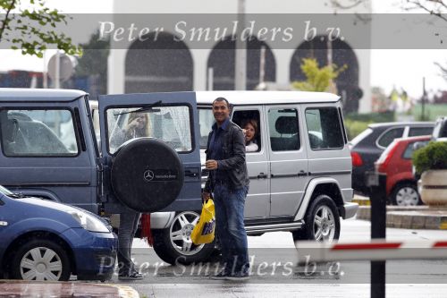 Ibiza 3 mei 2010
Estelle Gullit haalt haar man Ruud  op van het vliegveld op een regenachtig ibiza.
Peter Smulders bv