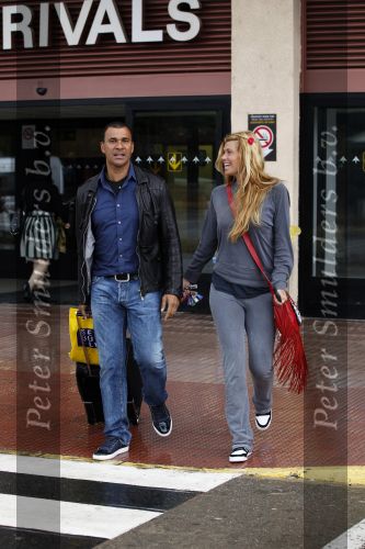 Ibiza 3 mei 2010
Estelle Gullit haalt haar man Ruud  op van het vliegveld op een regenachtig ibiza.
Peter Smulders bv