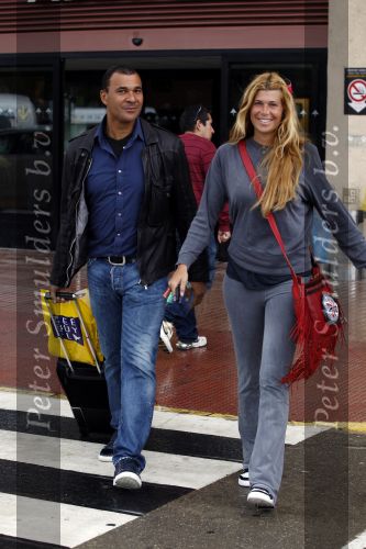 Ibiza 3 mei 2010
Estelle Gullit haalt haar man Ruud  op van het vliegveld op een regenachtig ibiza.
Peter Smulders bv