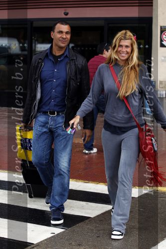 Ibiza 3 mei 2010
Estelle Gullit haalt haar man Ruud  op van het vliegveld op een regenachtig ibiza.
Peter Smulders bv