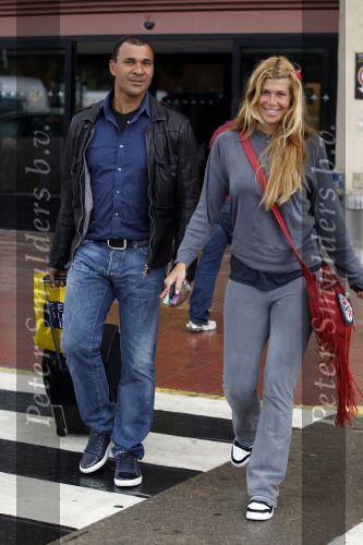 Ibiza 3 mei 2010
Estelle Gullit haalt haar man Ruud  op van het vliegveld op een regenachtig ibiza.
Peter Smulders bv