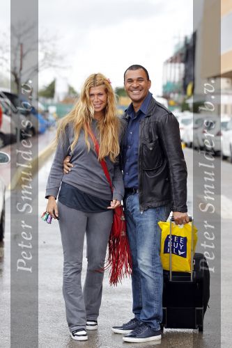 Ibiza 3 mei 2010
Estelle Gullit haalt haar man Ruud  op van het vliegveld op een regenachtig ibiza.
Peter Smulders bv