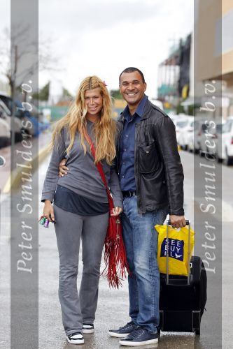 Ibiza 3 mei 2010
Estelle Gullit haalt haar man Ruud  op van het vliegveld op een regenachtig ibiza.
Peter Smulders bv