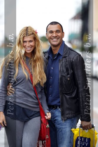Ibiza 3 mei 2010
Estelle Gullit haalt haar man Ruud  op van het vliegveld op een regenachtig ibiza.
Peter Smulders bv