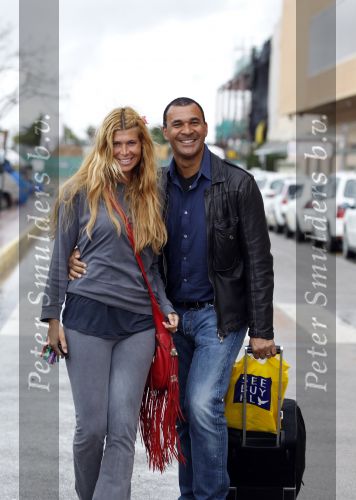 Ibiza 3 mei 2010
Estelle Gullit haalt haar man Ruud  op van het vliegveld op een regenachtig ibiza.
Peter Smulders bv