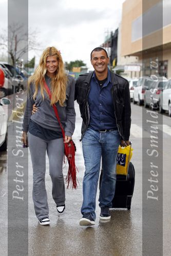Ibiza 3 mei 2010
Estelle Gullit haalt haar man Ruud  op van het vliegveld op een regenachtig ibiza.
Peter Smulders bv