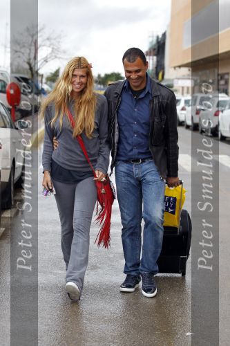 Ibiza 3 mei 2010
Estelle Gullit haalt haar man Ruud  op van het vliegveld op een regenachtig ibiza.
Peter Smulders bv