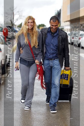 Ibiza 3 mei 2010
Estelle Gullit haalt haar man Ruud  op van het vliegveld op een regenachtig ibiza.
Peter Smulders bv