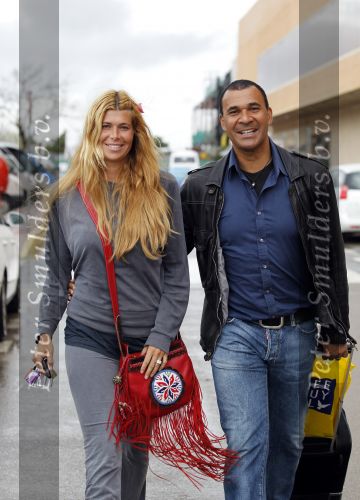 Ibiza 3 mei 2010
Estelle Gullit haalt haar man Ruud  op van het vliegveld op een regenachtig ibiza.
Peter Smulders bv