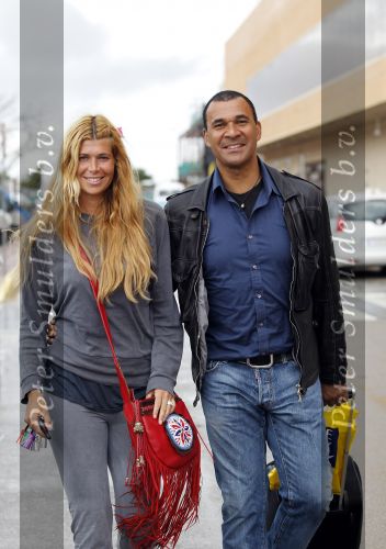 Ibiza 3 mei 2010
Estelle Gullit haalt haar man Ruud  op van het vliegveld op een regenachtig ibiza.
Peter Smulders bv