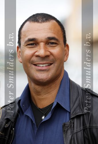Ibiza 3 mei 2010
Estelle Gullit haalt haar man Ruud  op van het vliegveld op een regenachtig ibiza.
Peter Smulders bv