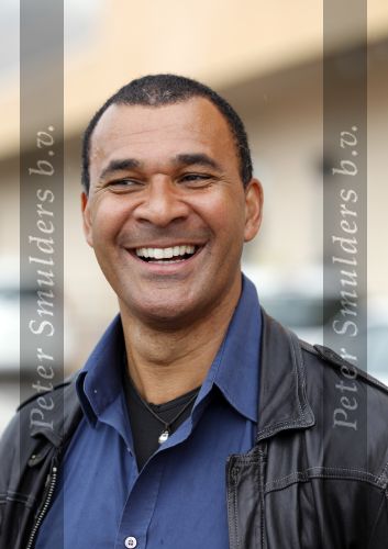 Ibiza 3 mei 2010
Estelle Gullit haalt haar man Ruud  op van het vliegveld op een regenachtig ibiza.
Peter Smulders bv
