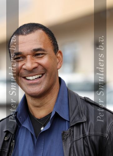 Ibiza 3 mei 2010
Estelle Gullit haalt haar man Ruud  op van het vliegveld op een regenachtig ibiza.
Peter Smulders bv