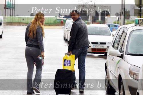 Ibiza 3 mei 2010
Estelle Gullit haalt haar man Ruud  op van het vliegveld op een regenachtig ibiza.
Peter Smulders bv