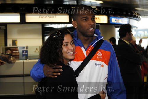 Noordwijk en Schiphol 19 mei 2010
Vertrek Nederlands elftal met vrouwen en kinderen naar Oostenrijk voor trainingskamp ivm WK voetbal. Ryan Babel met een fan
Peter Smulders bv