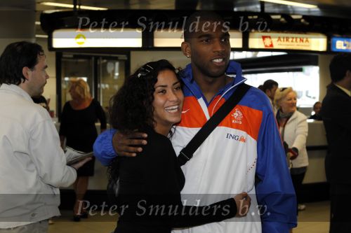 Noordwijk en Schiphol 19 mei 2010
Vertrek Nederlands elftal met vrouwen en kinderen naar Oostenrijk voor trainingskamp ivm WK voetbal. Ryan Babel met een fan
Peter Smulders bv
