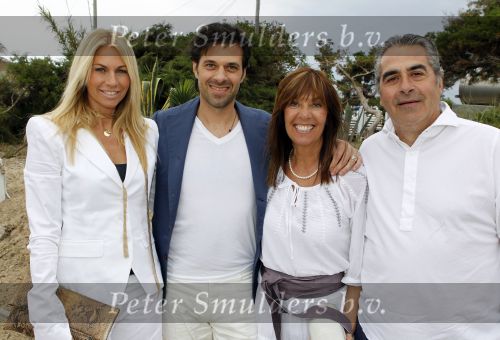 Ibiza 4 mei 2010
Sergio Herman en Ellemieke Vermolen vieren de 40e verjaardag van Sergio met vrienden op het strand bij El Chirinquito. Sergio Herman met ouders en Ellemieke Vermolen
Peter Smulders bv