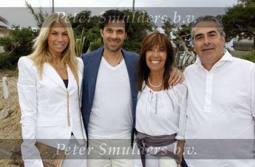 Ibiza 4 mei 2010
Sergio Herman en Ellemieke Vermolen vieren de 40e verjaardag van Sergio met vrienden op het strand bij El Chirinquito. Sergio Herman met ouders en Ellemieke Vermolen
Peter Smulders bv