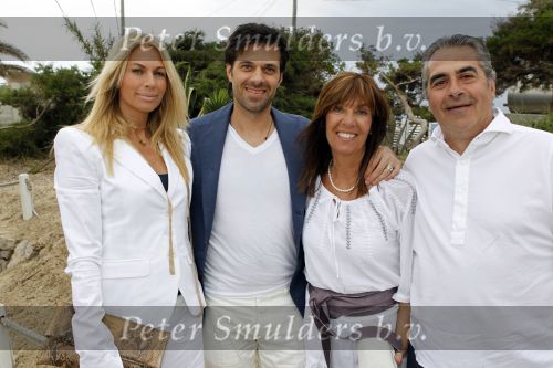 Ibiza 4 mei 2010
Sergio Herman en Ellemieke Vermolen vieren de 40e verjaardag van Sergio met vrienden op het strand bij El Chirinquito. Sergio Herman met ouders en Ellemieke Vermolen
Peter Smulders bv