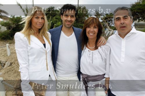 Ibiza 4 mei 2010
Sergio Herman en Ellemieke Vermolen vieren de 40e verjaardag van Sergio met vrienden op het strand bij El Chirinquito. Sergio Herman met ouders en Ellemieke Vermolen
Peter Smulders bv