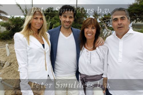 Ibiza 4 mei 2010
Sergio Herman en Ellemieke Vermolen vieren de 40e verjaardag van Sergio met vrienden op het strand bij El Chirinquito. Sergio Herman met ouders en Ellemieke Vermolen
Peter Smulders bv