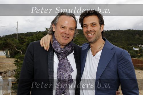 Ibiza 4 mei 2010
Sergio Herman en Ellemieke Vermolen vieren de 40e verjaardag van Sergio met vrienden op het strand bij El Chirinquito. Sergio met Patrick Soks
Peter Smulders bv