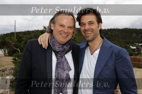 Ibiza 4 mei 2010
Sergio Herman en Ellemieke Vermolen vieren de 40e verjaardag van Sergio met vrienden op het strand bij El Chirinquito. Sergio met Patrick Soks
Peter Smulders bv