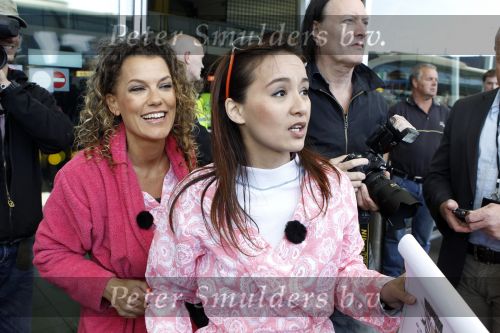 Noordwijk en Schiphol 19 mei 2010
Vertrek Nederlands elftal met vrouwen en kinderen naar Oostenrijk voor trainingskamp ivm WK voetbal. Tatum dagelet en Jennifer Hofman als brutale meiden
Peter Smulders bv