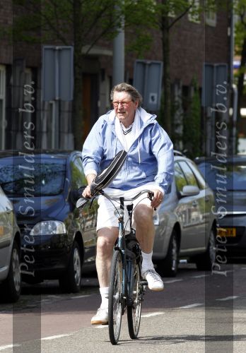 Amsterdam 20 mei 2010
Ursul de Geer in zijn tennis outfit op de fiets.
Peter Smulders bv