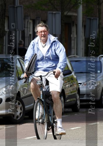 Amsterdam 20 mei 2010
Ursul de Geer in zijn tennis outfit op de fiets.
Peter Smulders bv