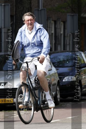 Amsterdam 20 mei 2010
Ursul de Geer in zijn tennis outfit op de fiets.
Peter Smulders bv