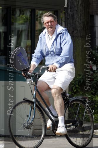 Amsterdam 20 mei 2010
Ursul de Geer in zijn tennis outfit op de fiets.
Peter Smulders bv