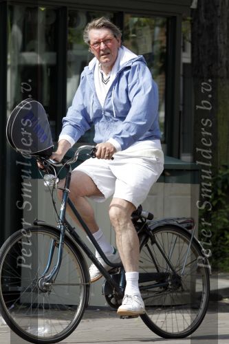 Amsterdam 20 mei 2010
Ursul de Geer in zijn tennis outfit op de fiets.
Peter Smulders bv