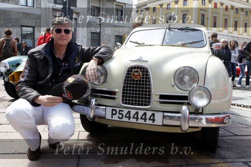 Brescia 6 mei 2010
Mille Miglia in brescia. Victor Muller en zijn zoon rijden in een oude saab
Peter Smulders bv