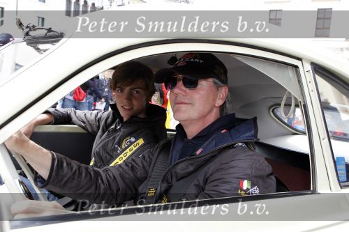 Brescia 6 mei 2010
Mille Miglia in brescia. Victor Muller en zijn zoon rijden in een oude saab
Peter Smulders bv