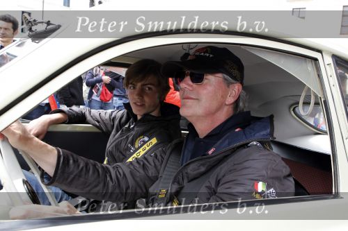 Brescia 6 mei 2010
Mille Miglia in brescia. Victor Muller en zijn zoon rijden in een oude saab
Peter Smulders bv