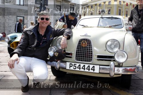 Brescia 6 mei 2010
Mille Miglia in brescia. Victor Muller en zijn zoon rijden in een oude saab
Peter Smulders bv