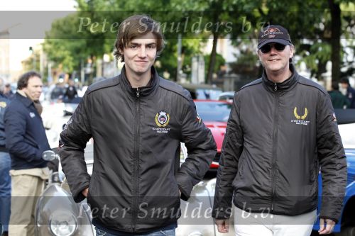 Brescia 6 mei 2010
Mille Miglia in brescia. Victor Muller en zijn zoon rijden in een oude saab
Peter Smulders bv