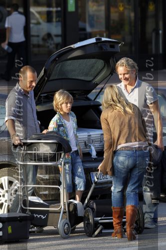 Ibiza 2 mei 2010
Wendy v Dijk Lizzy en Erland Galjaard worden op het vliegveld opgehaald door broer Mike en haar zoon Sem die al een paar dagen op ibiza waren.
Peter Smulders bv
