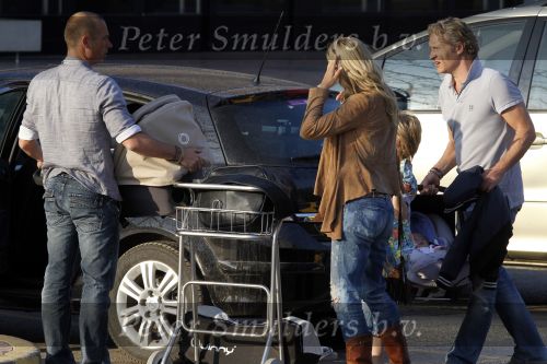 Ibiza 2 mei 2010
Wendy v Dijk Lizzy en Erland Galjaard worden op het vliegveld opgehaald door broer Mike en haar zoon Sem die al een paar dagen op ibiza waren.
Peter Smulders bv