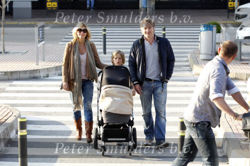 Ibiza 2 mei 2010
Wendy v Dijk Lizzy en Erland Galjaard worden op het vliegveld opgehaald door broer Mike en haar zoon Sem die al een paar dagen op ibiza waren.
Peter Smulders bv
