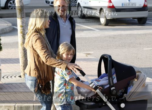 Ibiza 2 mei 2010
Wendy v Dijk Lizzy en Erland Galjaard worden op het vliegveld opgehaald door broer Mike en haar zoon Sem die al een paar dagen op ibiza waren.
Peter Smulders bv
