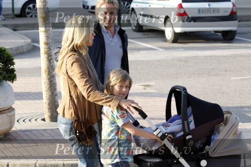 Ibiza 2 mei 2010
Wendy v Dijk Lizzy en Erland Galjaard worden op het vliegveld opgehaald door broer Mike en haar zoon Sem die al een paar dagen op ibiza waren.
Peter Smulders bv