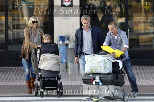 Ibiza 2 mei 2010
Wendy v Dijk Lizzy en Erland Galjaard worden op het vliegveld opgehaald door broer Mike en haar zoon Sem die al een paar dagen op ibiza waren.
Peter Smulders bv
