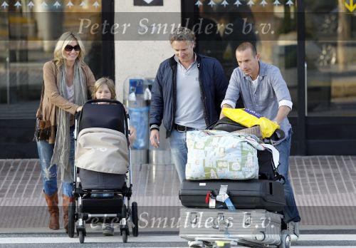 Ibiza 2 mei 2010
Wendy v Dijk Lizzy en Erland Galjaard worden op het vliegveld opgehaald door broer Mike en haar zoon Sem die al een paar dagen op ibiza waren.
Peter Smulders bv