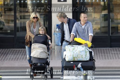 Ibiza 2 mei 2010
Wendy v Dijk Lizzy en Erland Galjaard worden op het vliegveld opgehaald door broer Mike en haar zoon Sem die al een paar dagen op ibiza waren.
Peter Smulders bv