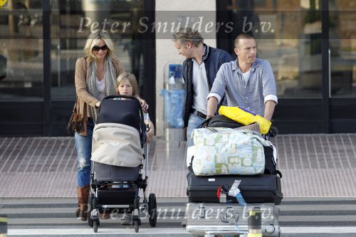 Ibiza 2 mei 2010
Wendy v Dijk Lizzy en Erland Galjaard worden op het vliegveld opgehaald door broer Mike en haar zoon Sem die al een paar dagen op ibiza waren.
Peter Smulders bv